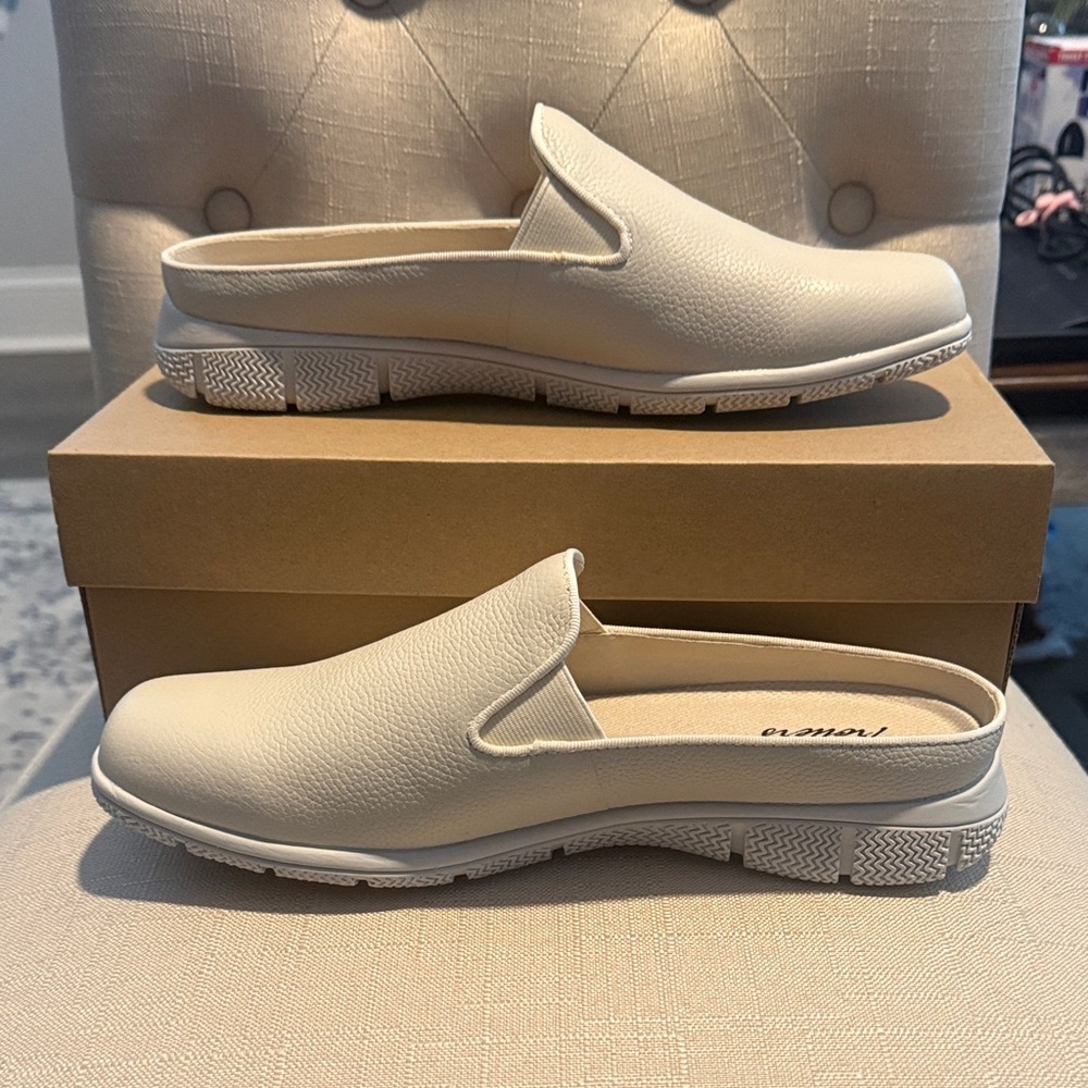 Trotters Women's Cream Loafers - New